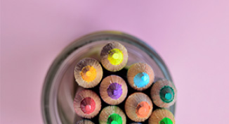 Imagen de  Different coloured pencils in a pencil holder 
