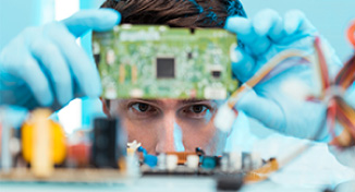 Imagen de  Man looking at computer circuit