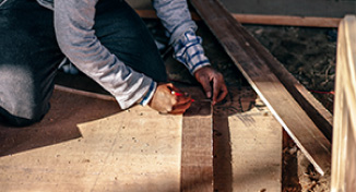 Imagen de  Man measuring boards of wood
